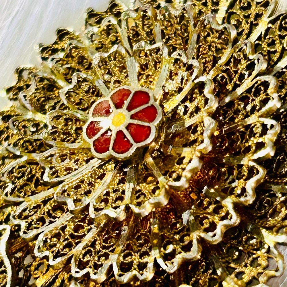 🔥SOLD🔥VINTAGE Intricate Gold Tone Filigree Metalwork Flower Brooch - Picture 5 of 7